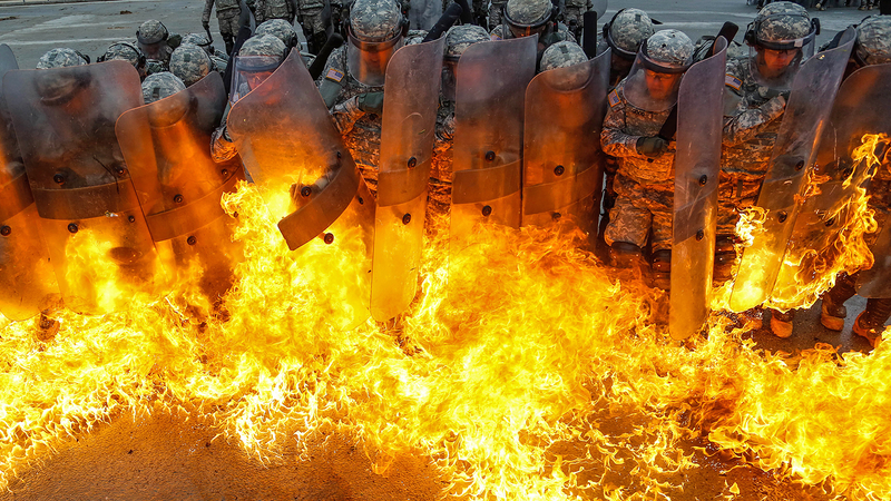 Illustration for article titled These Photos Of Soldiers Executing Fire Phobia Training Will Terrify You